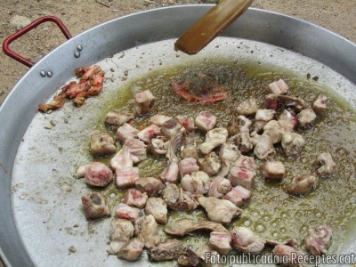 Paella de carn i marisc feta amb llenya de ceps de vinya